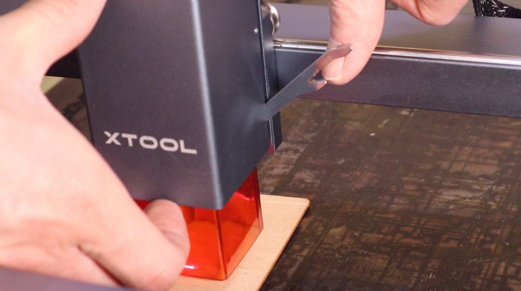 xtool D1 swiveling focusing arm